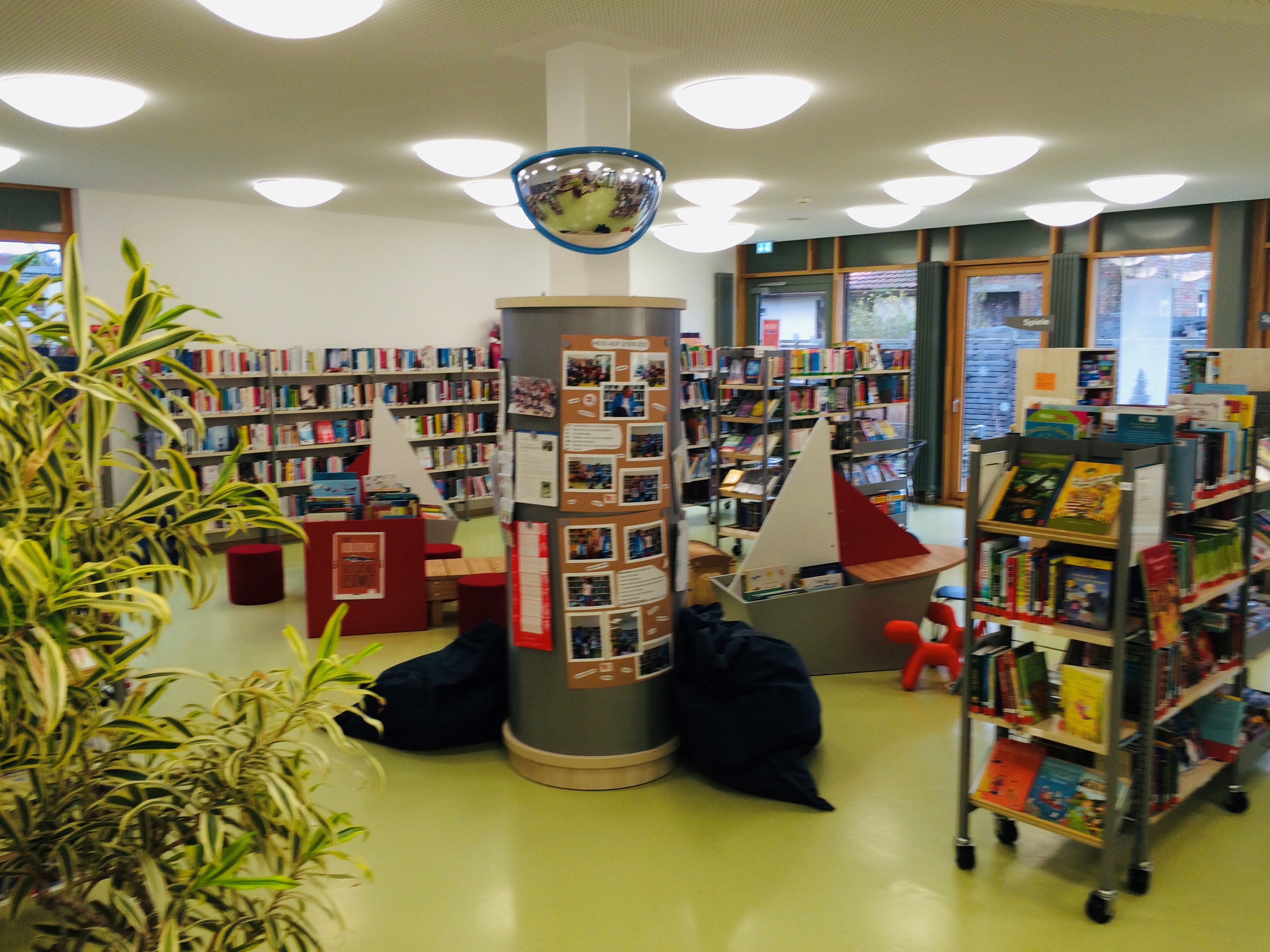 Blick in die Offenauer Gemeindebücherei im Erdgeschoss der Grundschule (Foto: N. Folk)