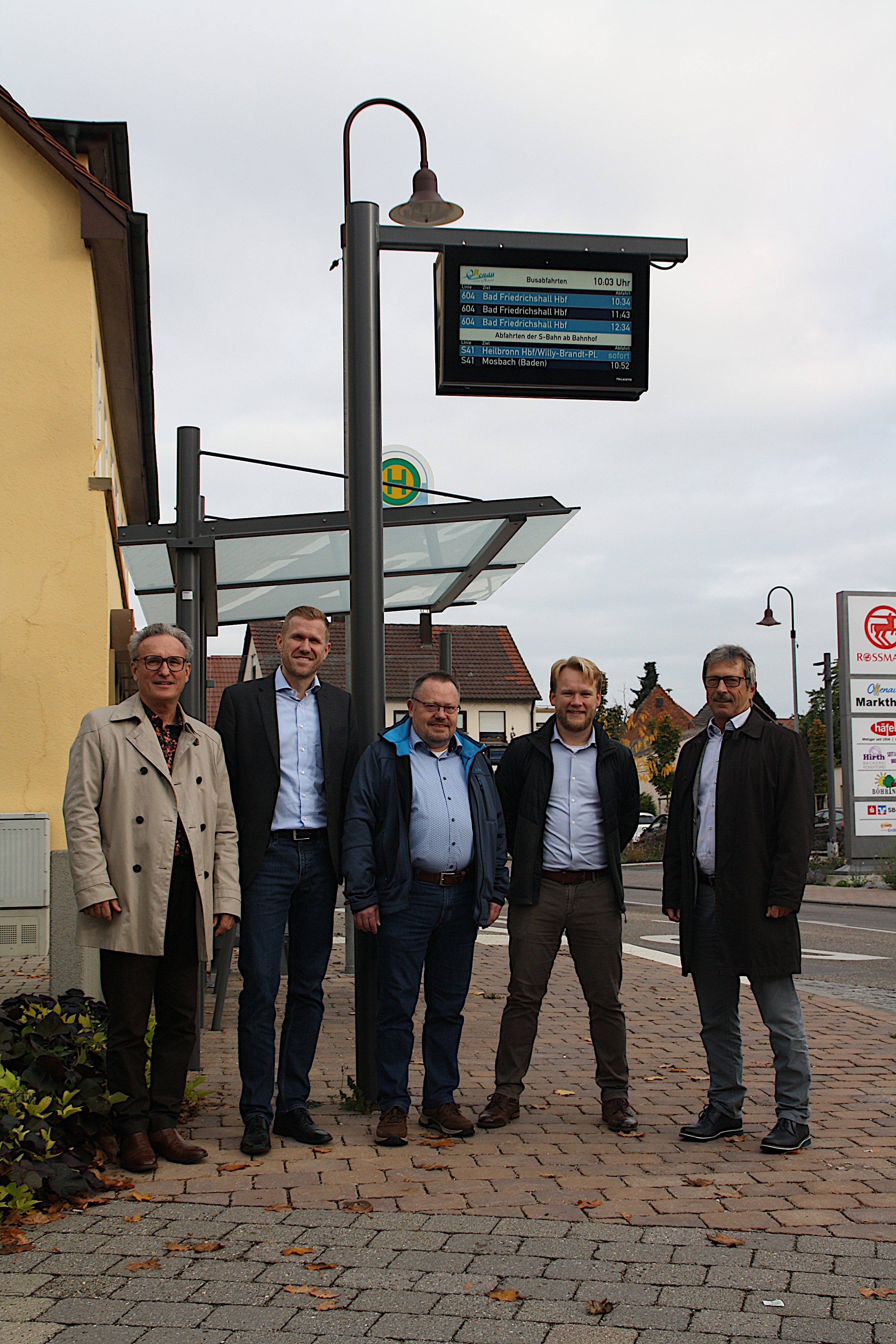 Gut aufgestellt im ÖPNV ist die Gemeinde Offenau mit den neuen elektronischen Fahrplantafeln an der Bushaltestelle Saline. (Foto: Gemeinde Offenau)