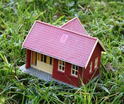 Ein kleines Modellhaus in grünem Gras als Themenfoto zur Einrichtung von Wohnungen für Geflüchtete. (Foto: Archiv Gemeinde Offenau)