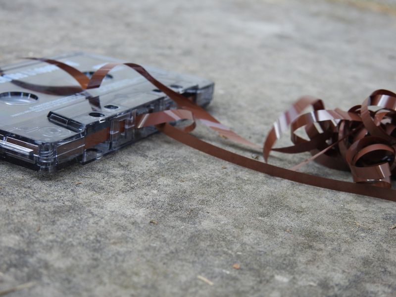 Musikkassette mit heraus gezogenem Magnetband als Kabelsalat als Themenfoto Müll (Foto: Hirsch und Wölfl)