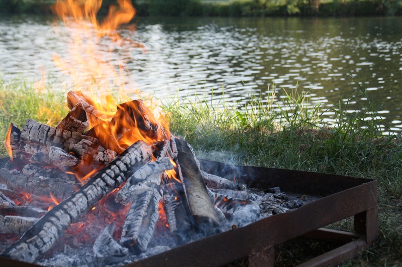 Das Themenfoto "Grill und Waldbrand" zeigt brennende Holzscheite auf einem Eisengestell. (Foto: Archiv Gemeinde Offenau