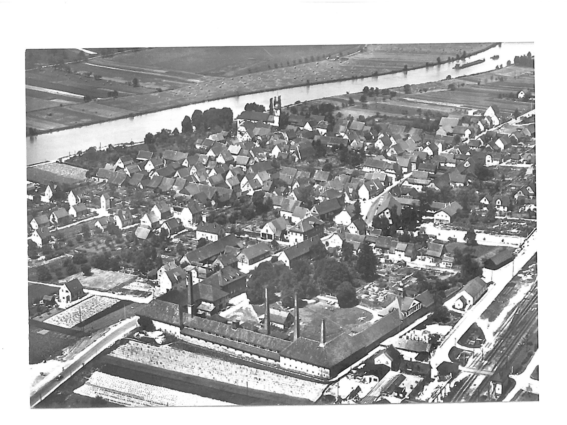 Bis 1929 rauchten die Schlote in der Offenauer Saline Clemenshall. Die in der Nähe der Neckarbrücke nach Bad Wimpfen gelegenen Solequellen der Gemeinde lieferten ihr salzhaltiges Nass noch bis 1969 an die Saline in Bad Friedrichshall-Jagstfeld.