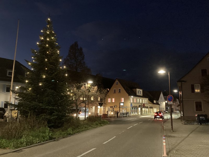 Gekoppelt an die Beleuchtung der Ortsdurchfahrt sind die LED-Lichter des Weihnachtsbaums in der Ortsmitte. (Foto: Gemeinde Offenau)