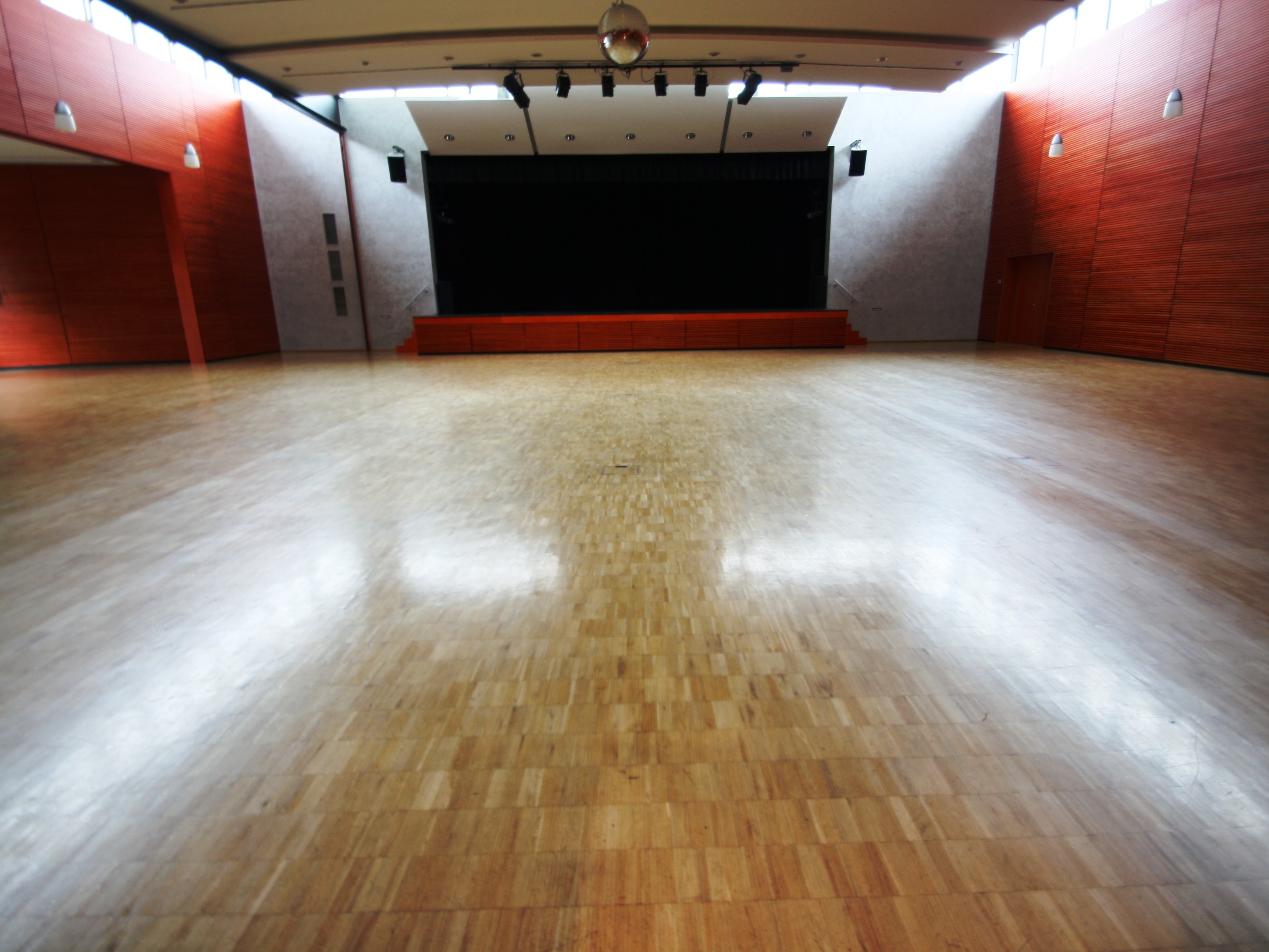 Blick auf die Bühne im großen Salinen-Saal (Foto: Gemeinde Offenau)
