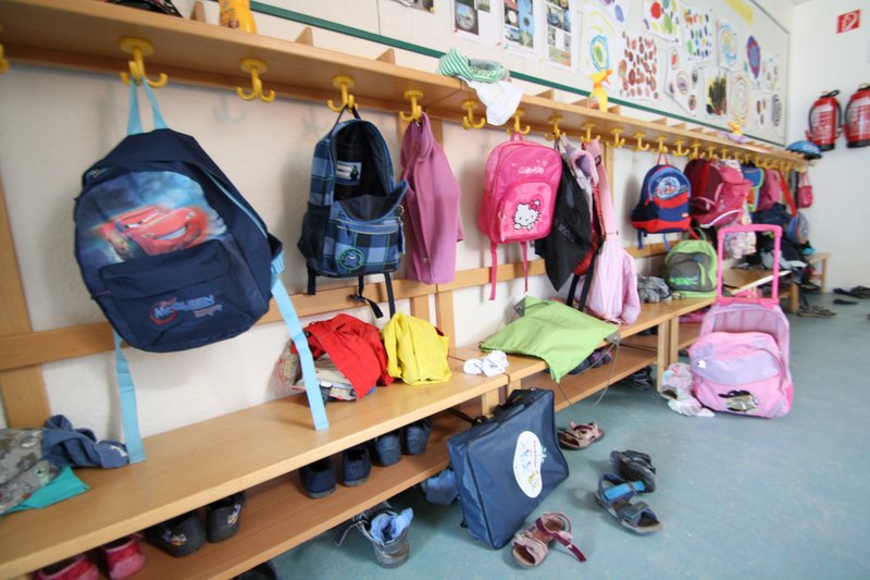 Blick in eine Kindergartengarderobe mit Jacken und Rucksäcken (Foto: Archiv Gemeinde Offenau)