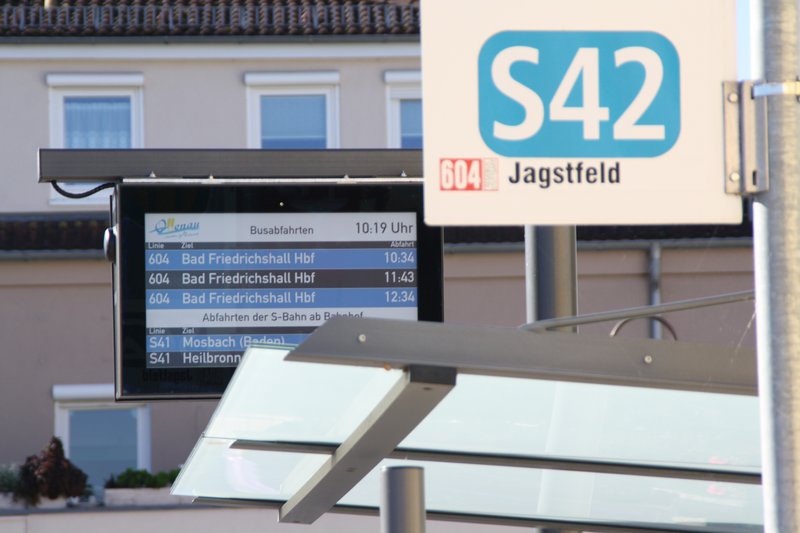 Die neuen elektronischen Fahrplantafeln an der Offenauer Bushaltestelle Saline der Linie 604 (Foto: Gemeinde Offenau)