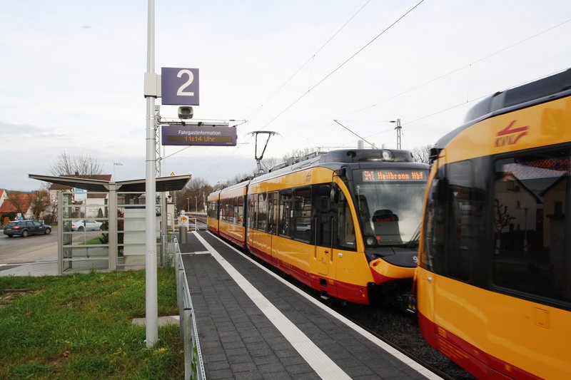 Zwei Stadtbahnzüge am Bahnhof Offenau als Themenfoto (Foto: Archiv Gemeinde Offenau)