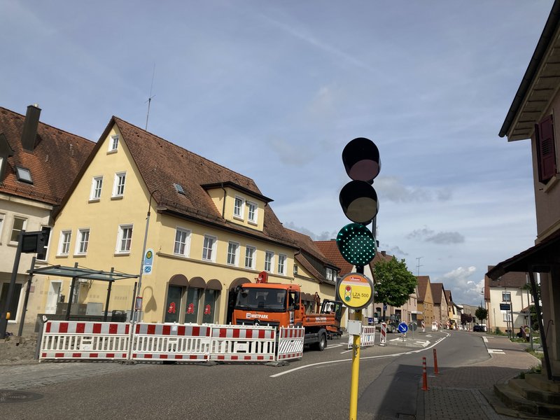Wegen des Glasfaserausbaus ist der Verkehr auf der Offenauer Ortsdurchfahrt heute nur auf einer Fahrbahn unterwegs. (Foto: Gemeinde Offenau)