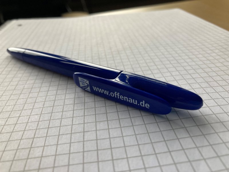 Blauer Kugelschreiber mit weißem Offenau-Schriftzug auf Schreibblock (Foto: Gemeinde Offenau)