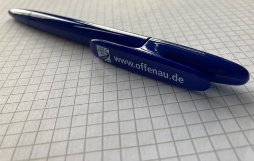 Blauer Kugelschreiber mit weißem Offenau-Schriftzug auf Schreibblock (Foto: Gemeinde Offenau)