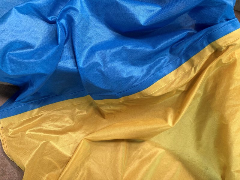 Themenfoto Ukraine: Bildausschnitt aus einer Fahne mit einem blauen und einem gelben Querstreifen (Foto: Gemeinde Offenau)