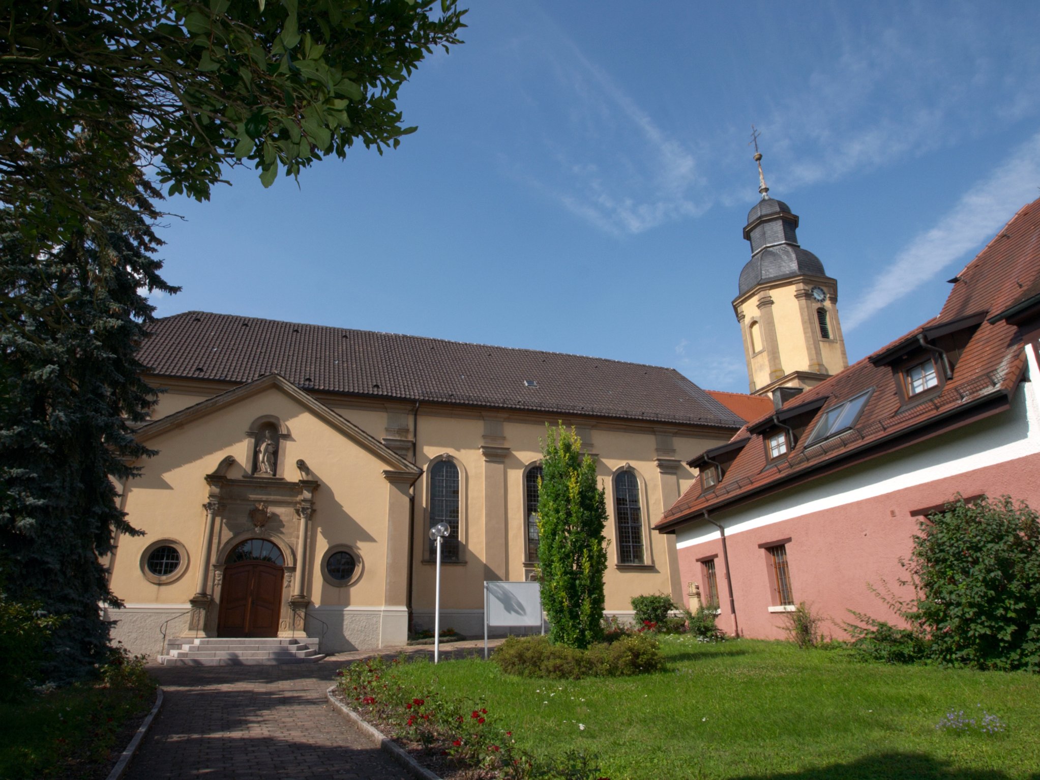 Die Offenauer Pfarrkirche St. Alban am Neckarufer legt in ihrem Innern ein prachtvolles Zeugnis des Barock ab. (Foto: Gemeinde Offenau)